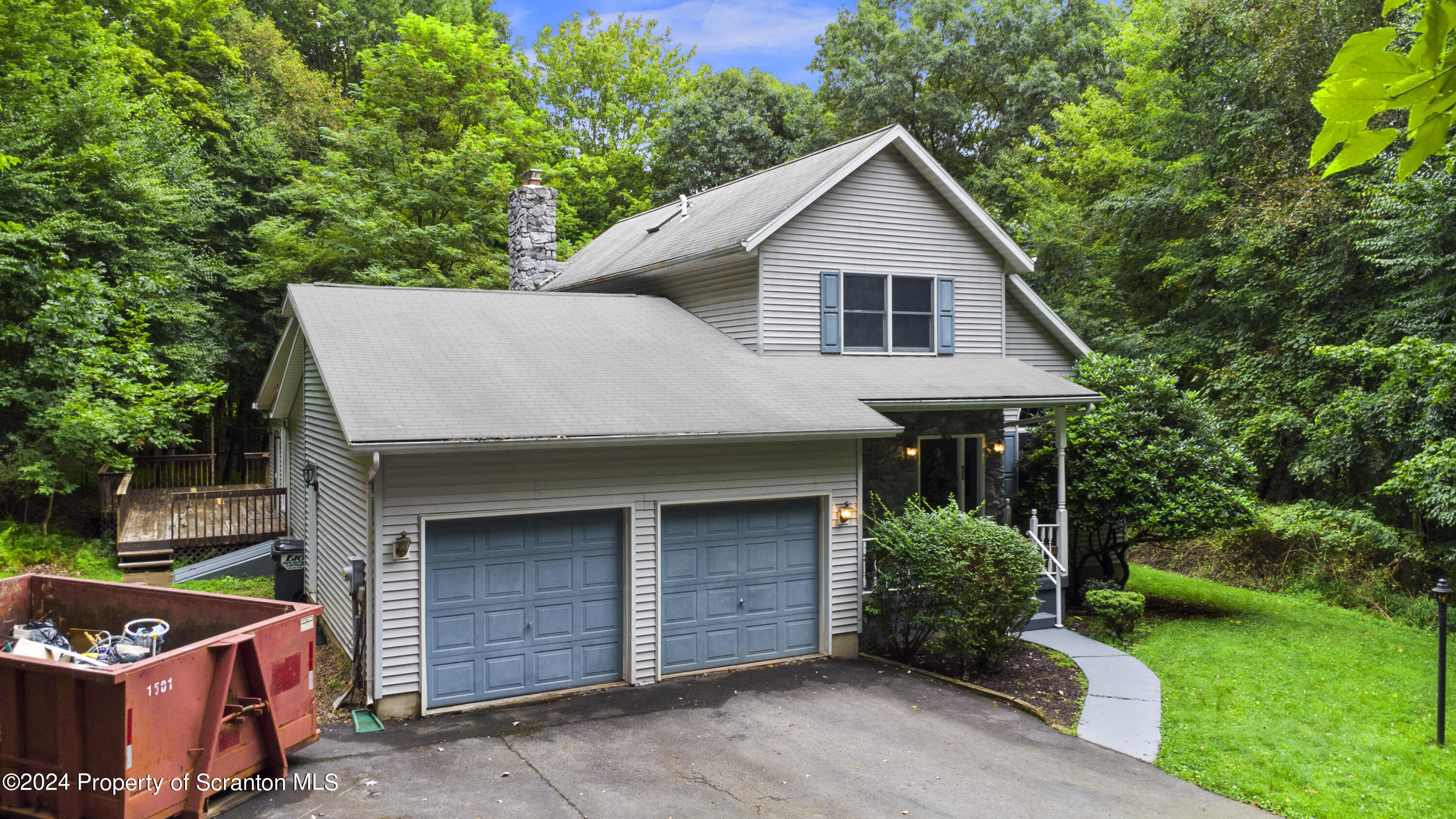 925 Apple Tree Road Pittston, PA 18643 - Photo 4 of 86 a front view of a house with a yard