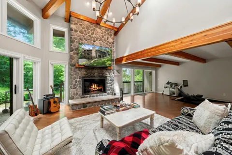 $627,500 | 850 Hillside Drive, Unit GG1, Fontana, WI 53125