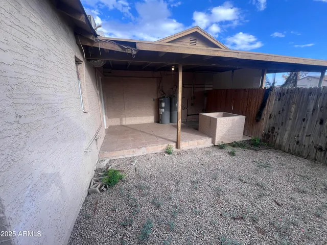 a view of a backyard