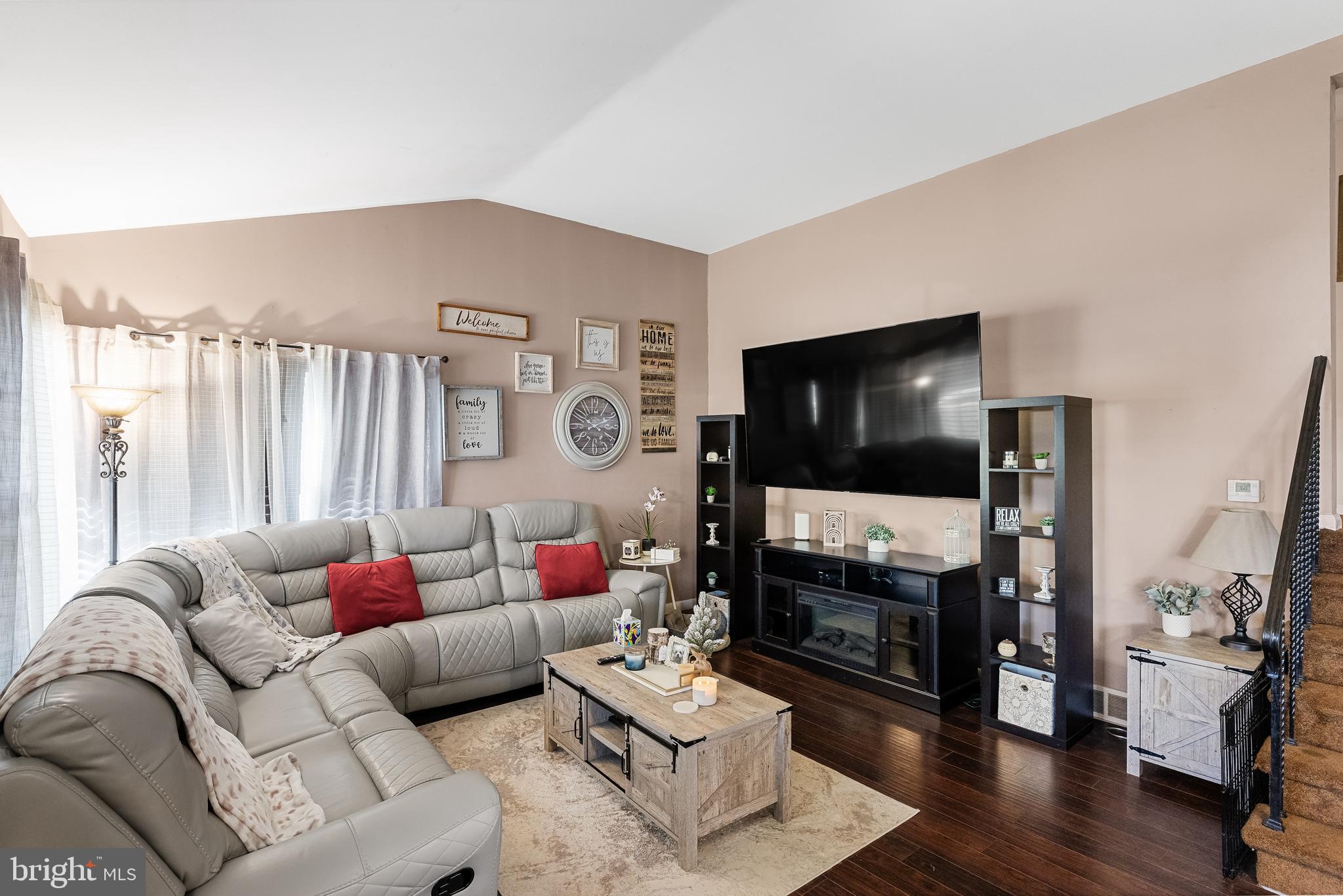 530 Beverly Drive Magnolia, NJ 08049 - Photo 4 of 29 Living Room