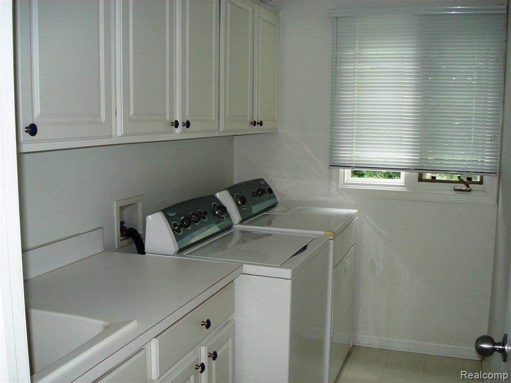 1190 Brunswick Rochester, MI 48309 - Photo 11 of 25 1st floor laundry.JPG