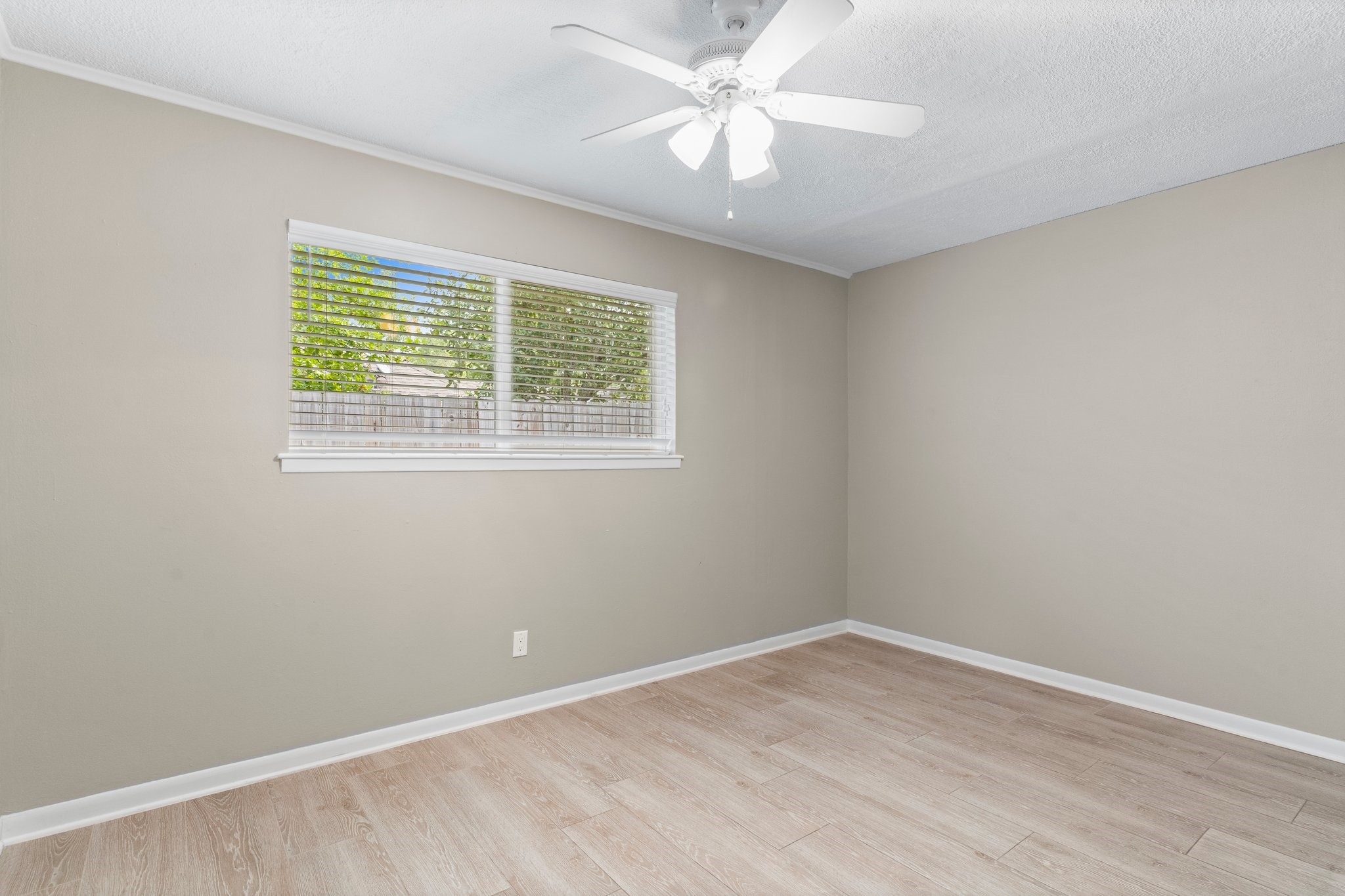 27234 Wells Lane Conroe, TX 77385 - Photo 9 of 15 an empty room with a window
