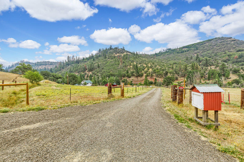 2245 Colestin Road Ashland, OR 97520 - Photo 37 of 69 37