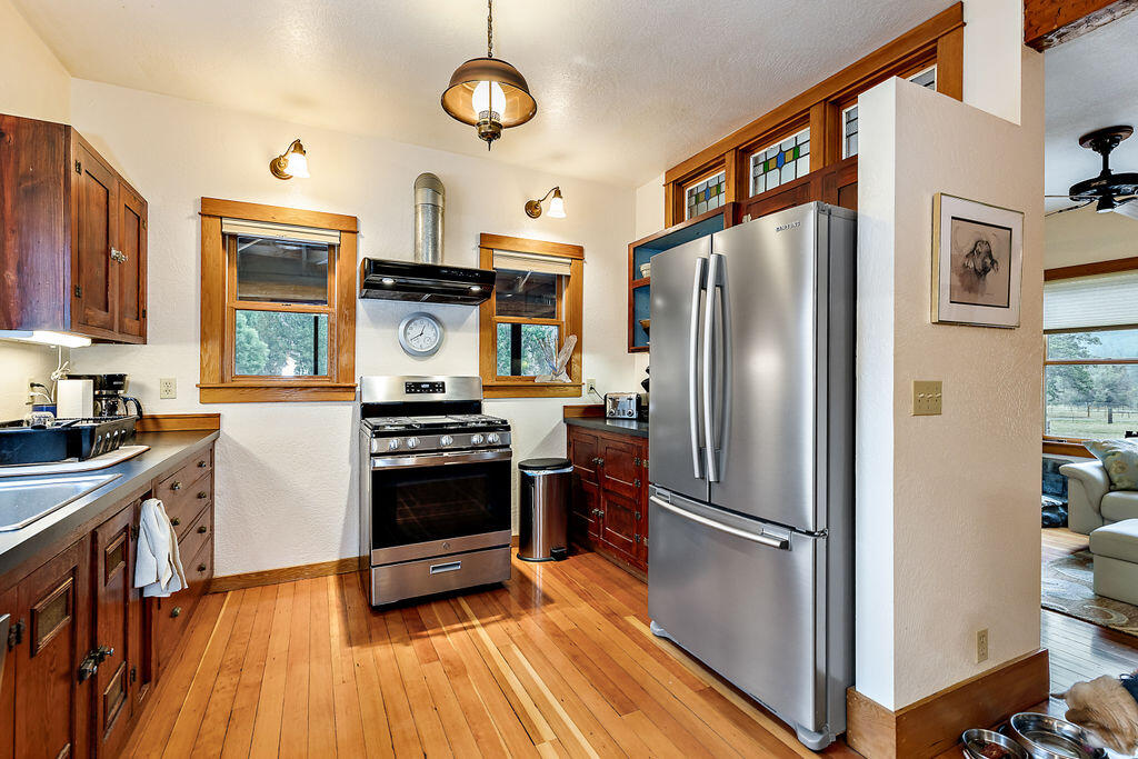 2245 Colestin Road Ashland, OR 97520 - Photo 6 of 69 6