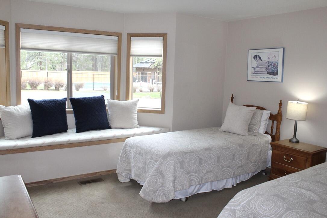57367 Beaver Ridge Loop, Unit 25B Sunriver, OR 97707 - Photo 21 of 22 8-Guest bedroom-R25