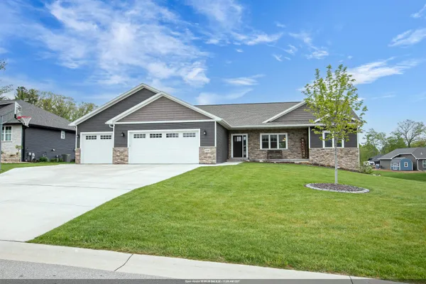 $679,900 | 2128 Clover Fld Drive, Suamico, WI 54313