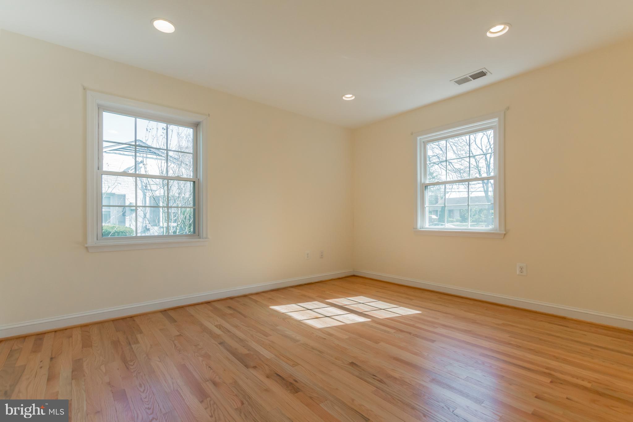 4004 Braddock Road Alexandria, VA 22312 - Photo 12 of 30 Living Room