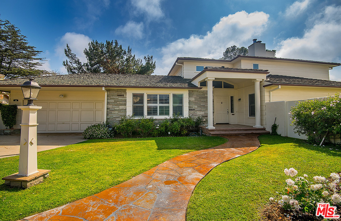 10 Gale Place Santa Monica, CA 90402 - Photo 1 of 46 a front view of a house with garden