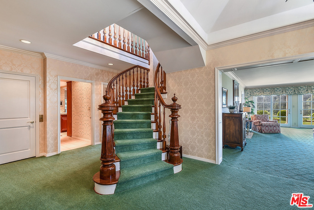 10 Gale Place Santa Monica, CA 90402 - Photo 12 of 46 a view of a room with gym equipment