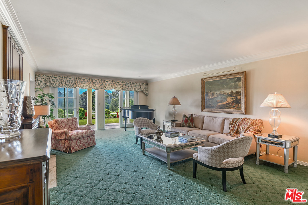 10 Gale Place Santa Monica, CA 90402 - Photo 13 of 46 a living room with furniture and a large window