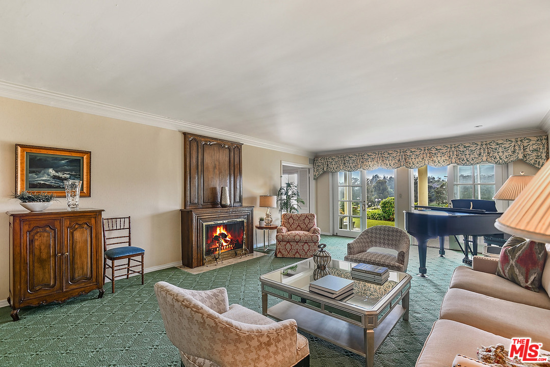 10 Gale Place Santa Monica, CA 90402 - Photo 14 of 46 a living room with furniture and a fireplace