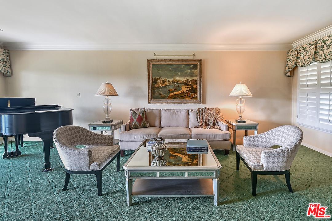 10 Gale Place Santa Monica, CA 90402 - Photo 16 of 46 a living room with furniture and a lamp