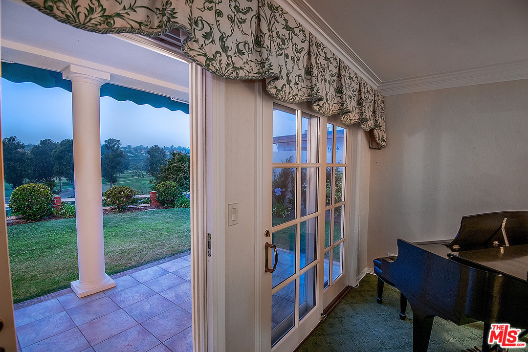10 Gale Place Santa Monica, CA 90402 - Photo 20 of 46 a view of entryway and hall yard