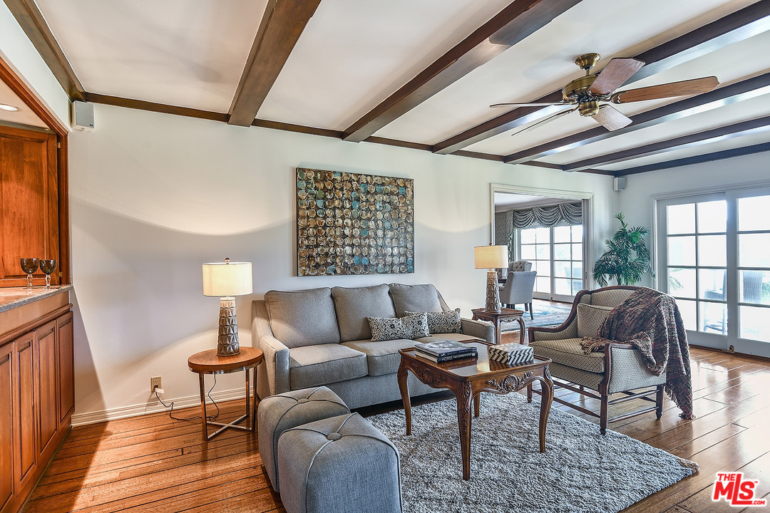 10 Gale Place Santa Monica, CA 90402 - Photo 22 of 46 a living room with furniture and a wooden floor