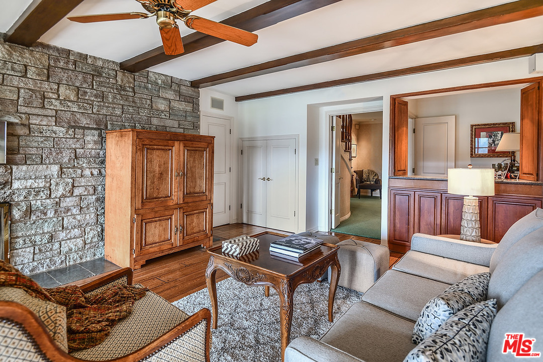 10 Gale Place Santa Monica, CA 90402 - Photo 23 of 46 a living room with furniture