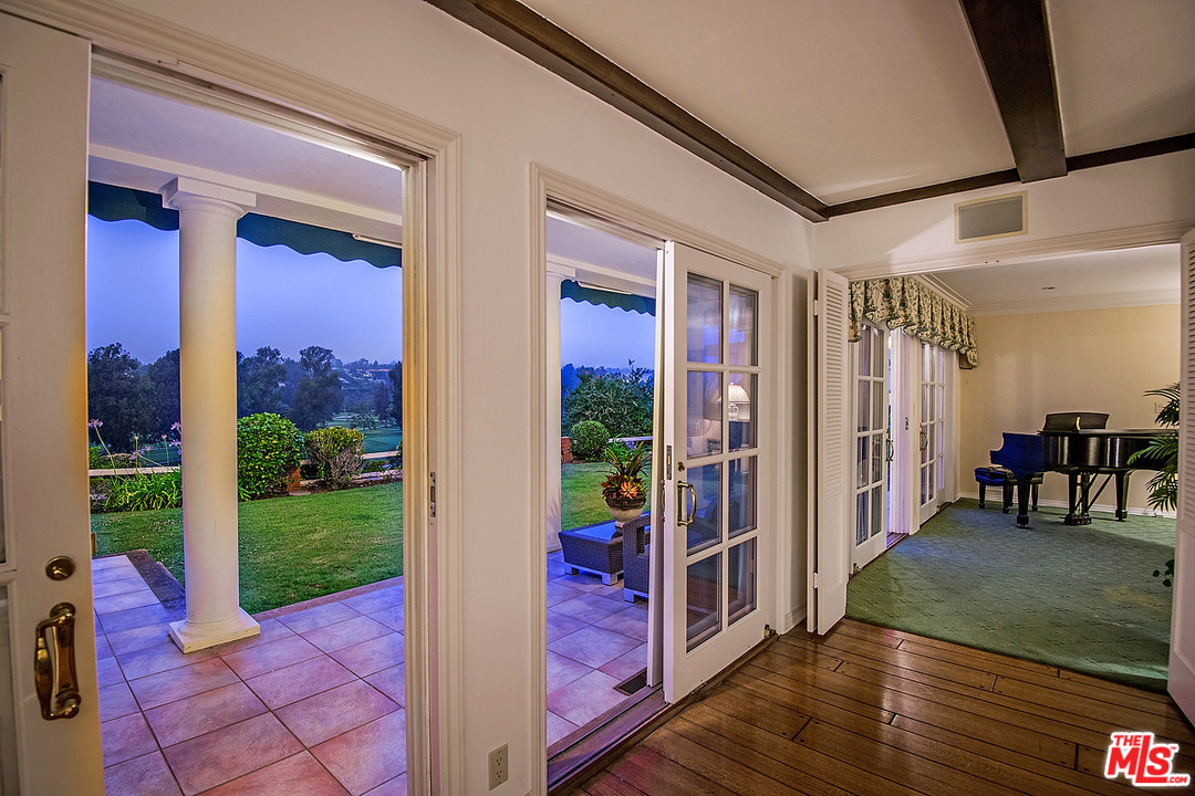 10 Gale Place Santa Monica, CA 90402 - Photo 25 of 46 a view of a porch with a table and chairs