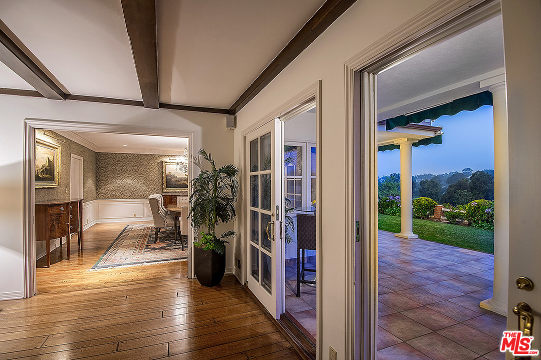 10 Gale Place Santa Monica, CA 90402 - Photo 26 of 46 a view of a living room