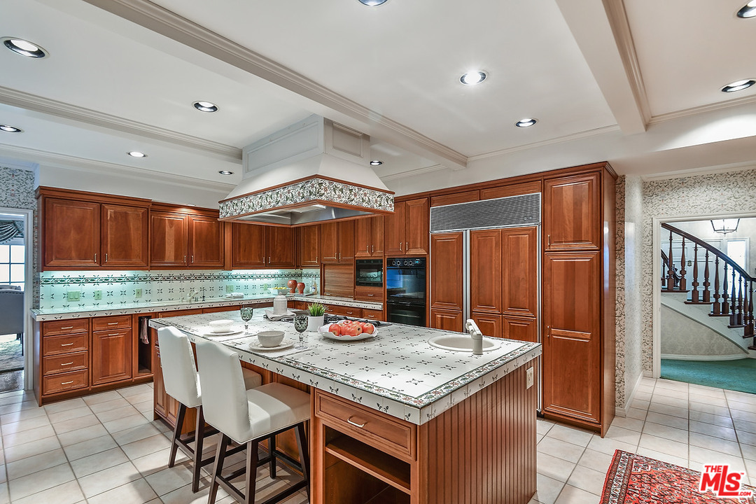 10 Gale Place Santa Monica, CA 90402 - Photo 30 of 46 a kitchen with a stove a sink dishwasher and a refrigerator