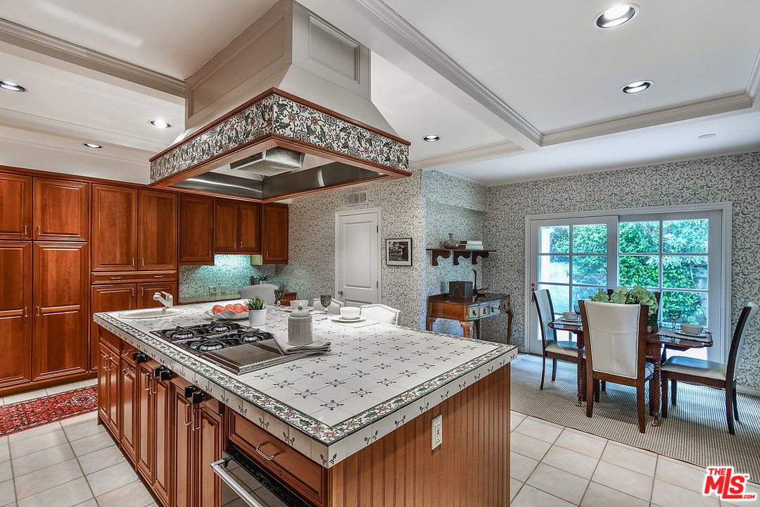 10 Gale Place Santa Monica, CA 90402 - Photo 31 of 46 a kitchen that has a table and chairs in it