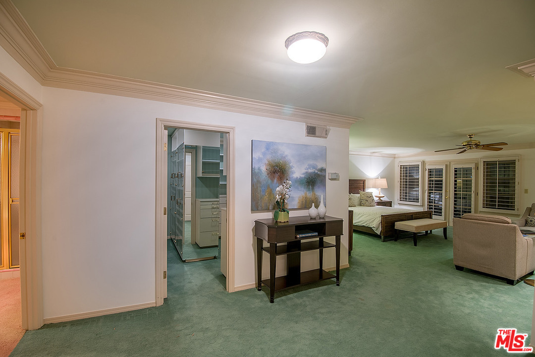 10 Gale Place Santa Monica, CA 90402 - Photo 33 of 46 a living room with furniture and a table
