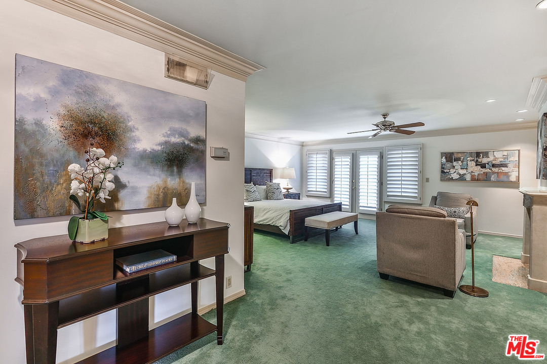 10 Gale Place Santa Monica, CA 90402 - Photo 34 of 46 a living room with furniture and a window