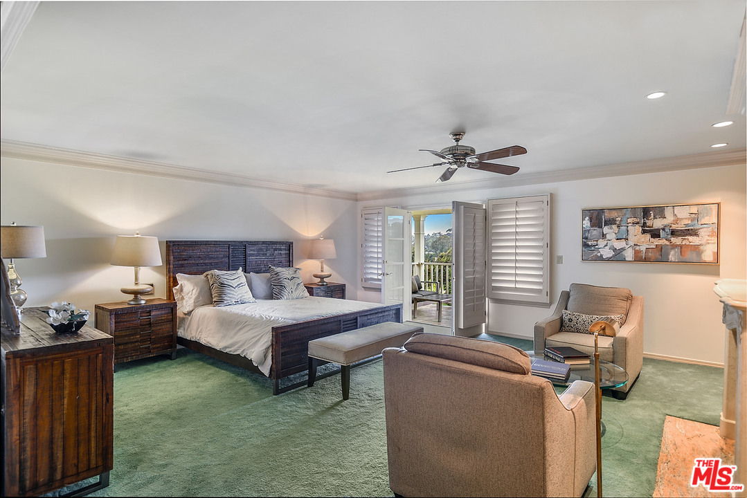 10 Gale Place Santa Monica, CA 90402 - Photo 35 of 46 a bed room with a bed and a couch