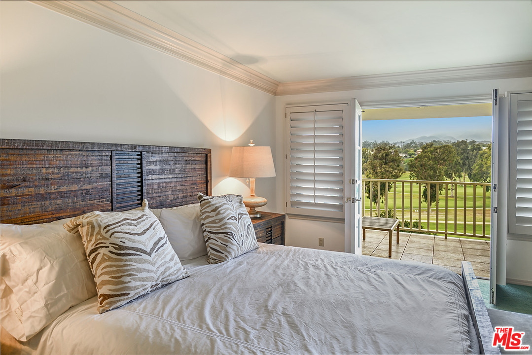 10 Gale Place Santa Monica, CA 90402 - Photo 36 of 46 a bedroom with a large bed and a balcony view