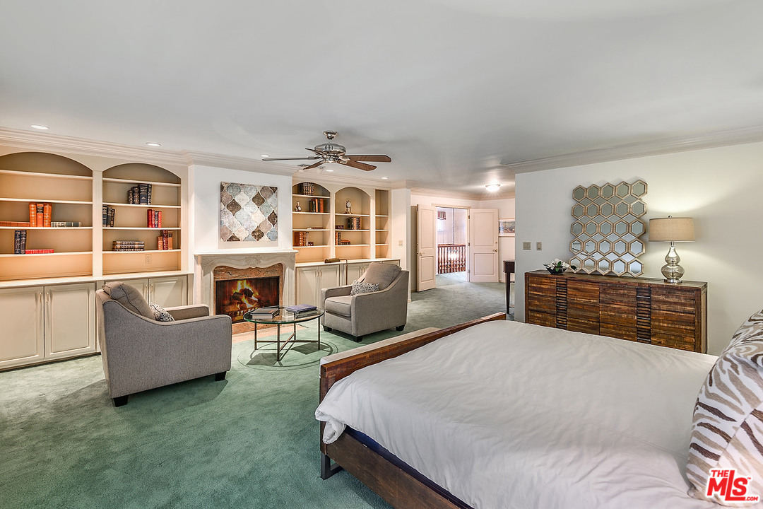 10 Gale Place Santa Monica, CA 90402 - Photo 38 of 46 a living room with furniture