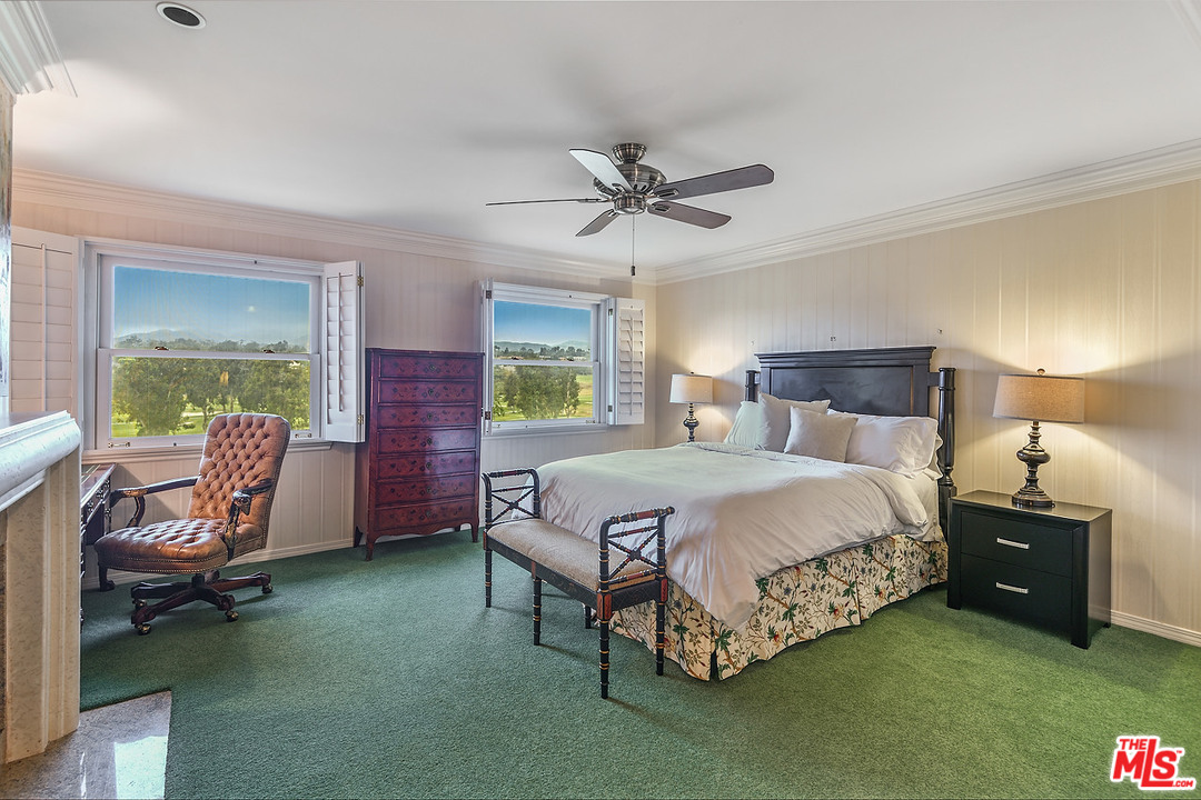 10 Gale Place Santa Monica, CA 90402 - Photo 40 of 46 a bedroom with a bed chair and window