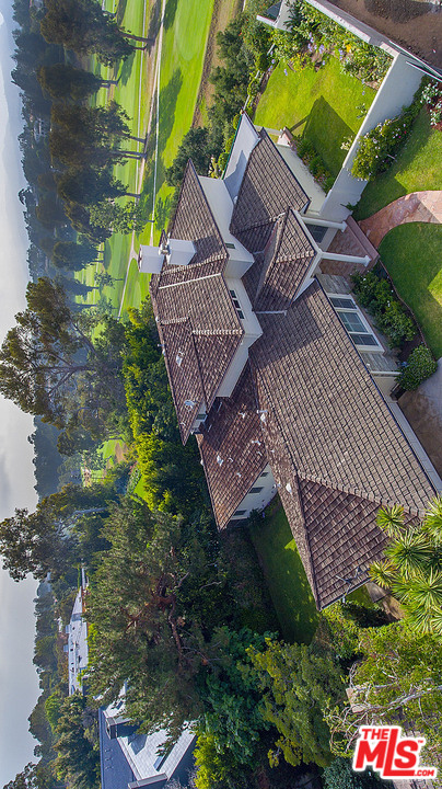 10 Gale Place Santa Monica, CA 90402 - Photo 5 of 46 a view of front a house with a yard