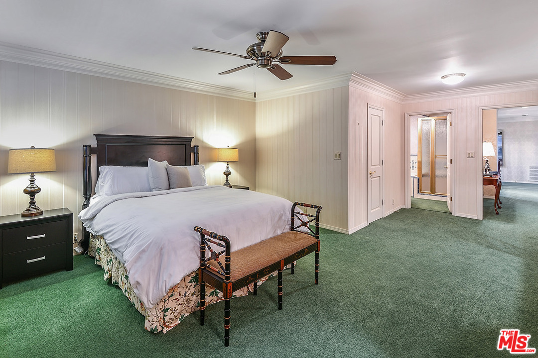 10 Gale Place Santa Monica, CA 90402 - Photo 42 of 46 a spacious bedroom with a bed and a chandelier