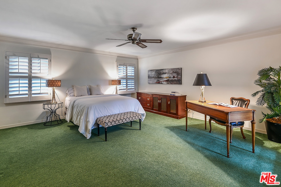 10 Gale Place Santa Monica, CA 90402 - Photo 44 of 46 a living room with a bed furniture and a window