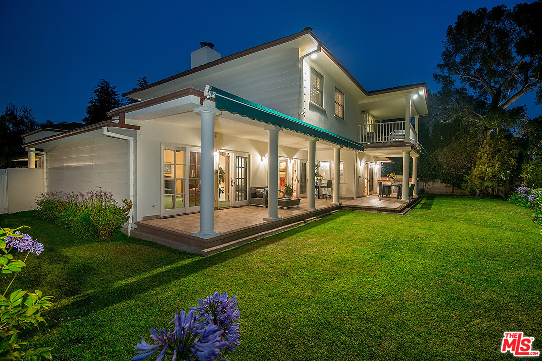 10 Gale Place Santa Monica, CA 90402 - Photo 45 of 46 a view of a house with a yard porch and sitting area
