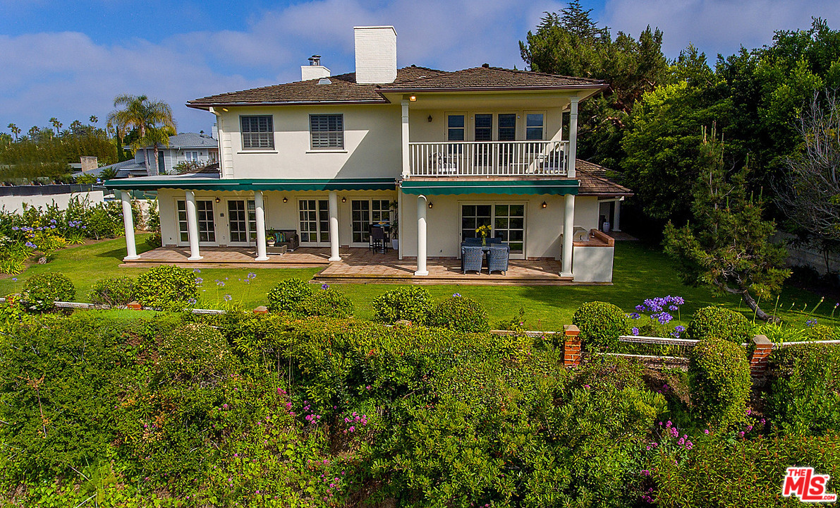 10 Gale Place Santa Monica, CA 90402 - Photo 46 of 46 a front view of a house with a yard table and chairs