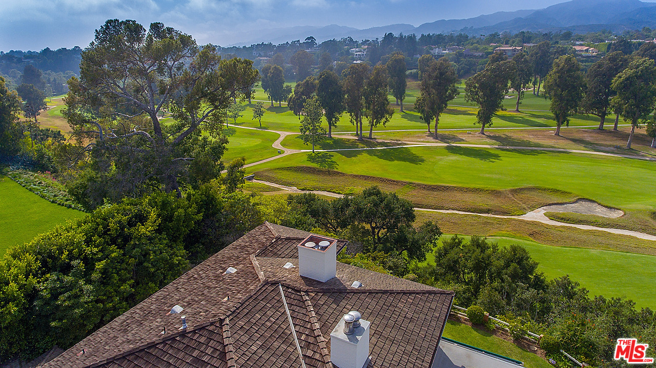 10 Gale Place Santa Monica, CA 90402 - Photo 6 of 46 an aerial view of a houses with a yard