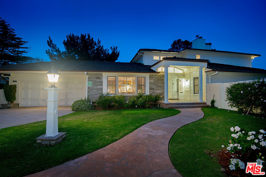 10 Gale Place Santa Monica, CA 90402 - Photo 7 of 46 a front view of a house with garden