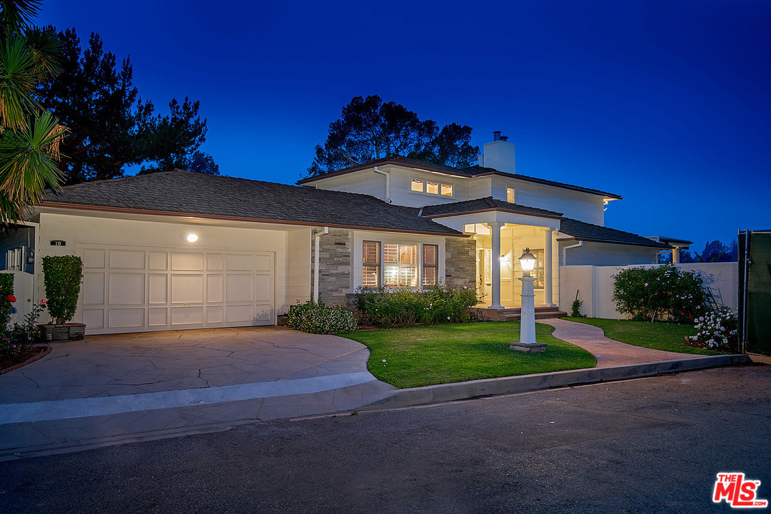 10 Gale Place Santa Monica, CA 90402 - Photo 8 of 46 a view of a house with a yard