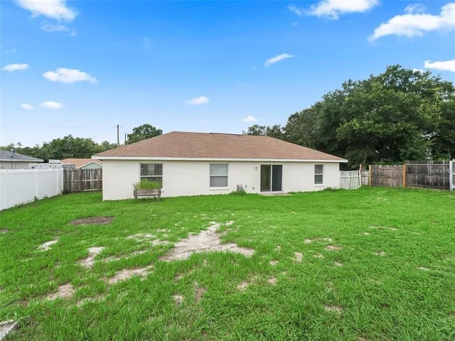 a view of a house with backyard and garden