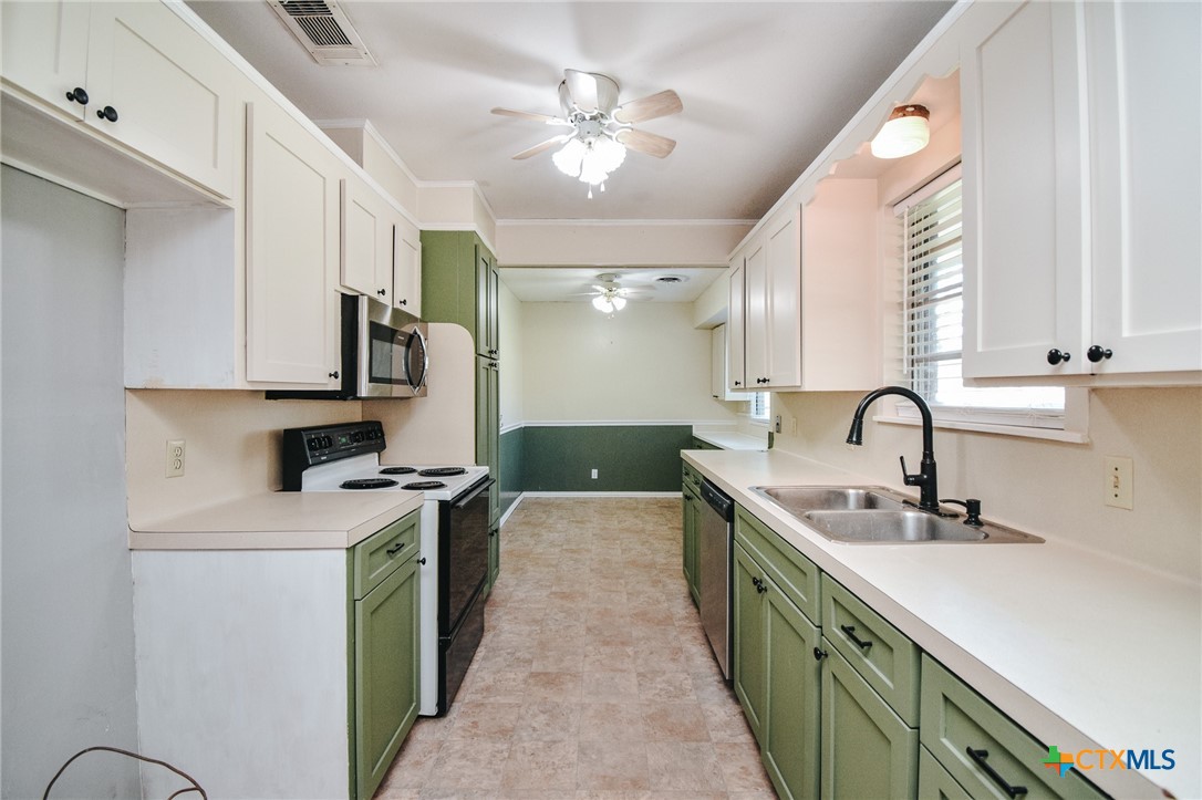 1407 Plantation Road Victoria, TX 77904 - Photo 8 of 17
