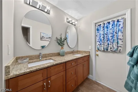 $815,000 | 4933 Seville Court, Cape Coral, FL 33904