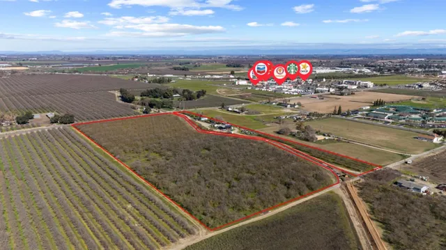a view of a tennis court