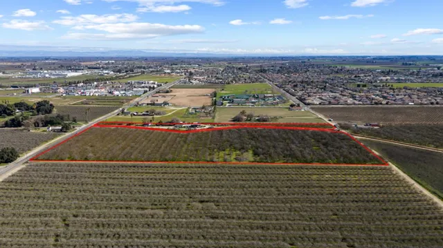 an aerial view of a tennis ground