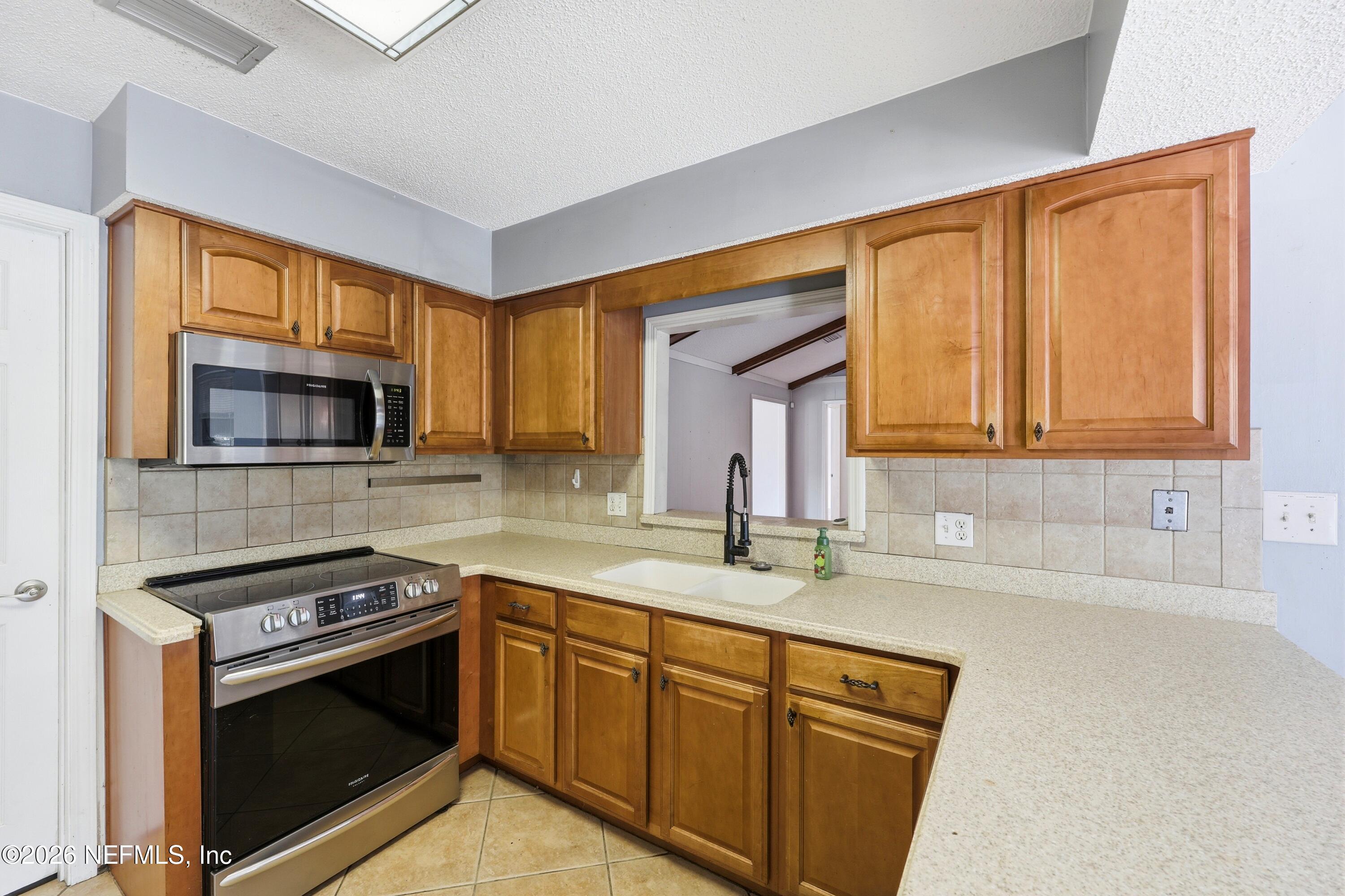 346 Foxridge Road Orange Park, FL 32065 - Photo 6 of 32 Kitchen.