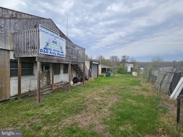 a view of a house with backyard and garden