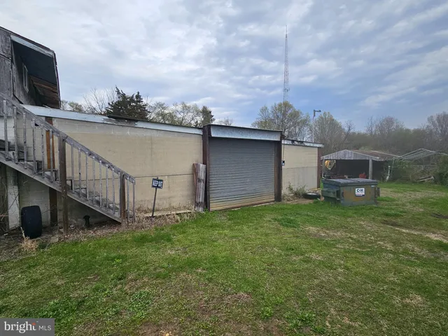 a view of a house with backyard and a sitting area