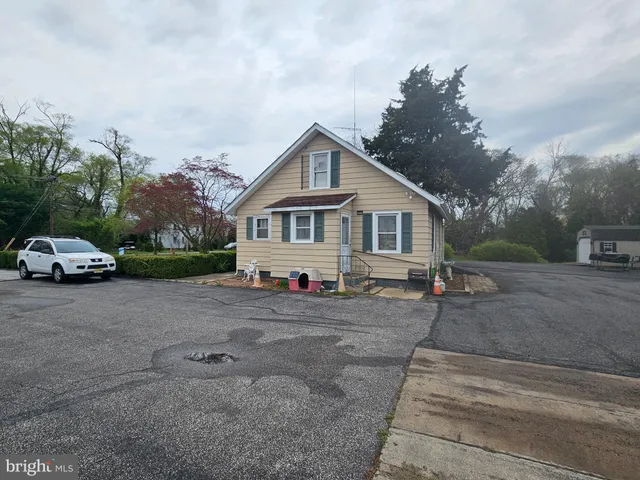 a view of a house with backyard porch and garden