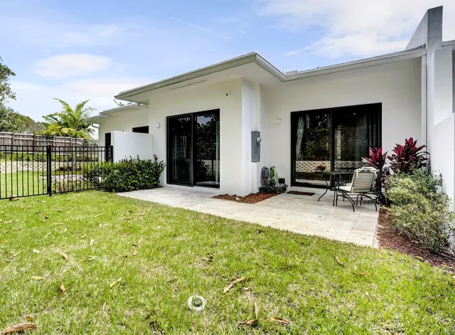 a view of a house with backyard and porch