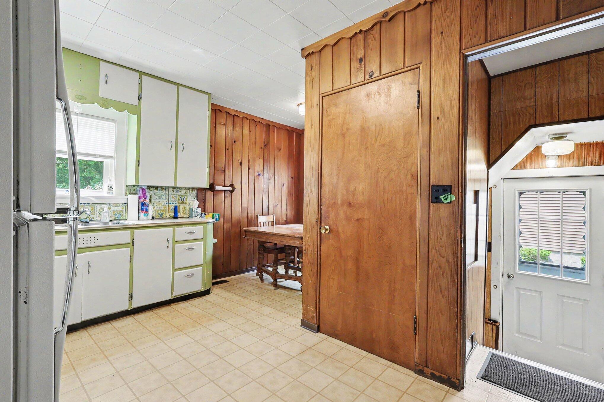 713 East Spring Street Whitehall, MI 49461 - Photo 7 of 25 008_file_9167