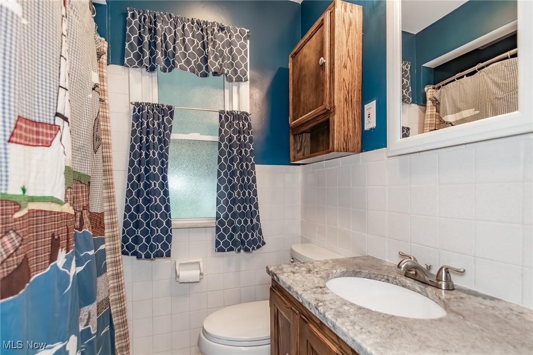 396 Clarmont Road Willowick, OH 44095 - Photo 23 of 40 Main floor bathroom