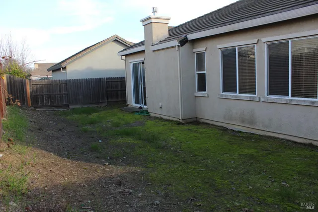 a view of a back yard